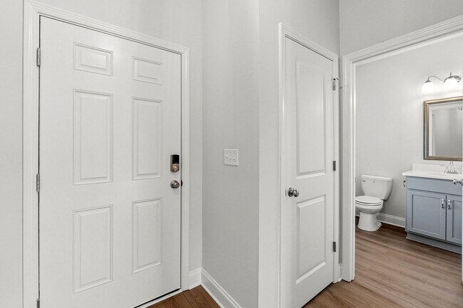 Building Photo - 1212 Vail Dr