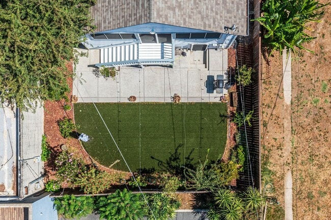 Building Photo - Updated Midtown Home