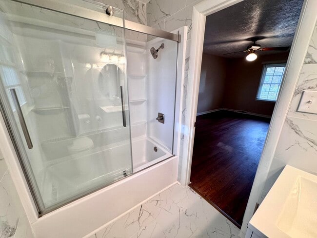 Building Photo - 303 Robin Dr