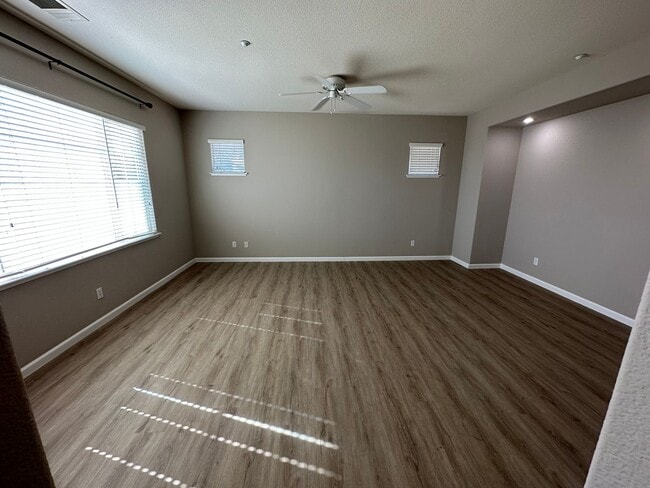 Building Photo - Beautiful 5 Bedroom, 3 Bath Brentwood Home / Downstairs Bedroom and Bath