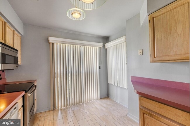 Building Photo - 5213 Le Parc Dr