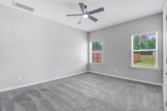 Building Photo - DRAKE ESTATES 3 BR | 2 BA Townhome w/ 2-Ca...