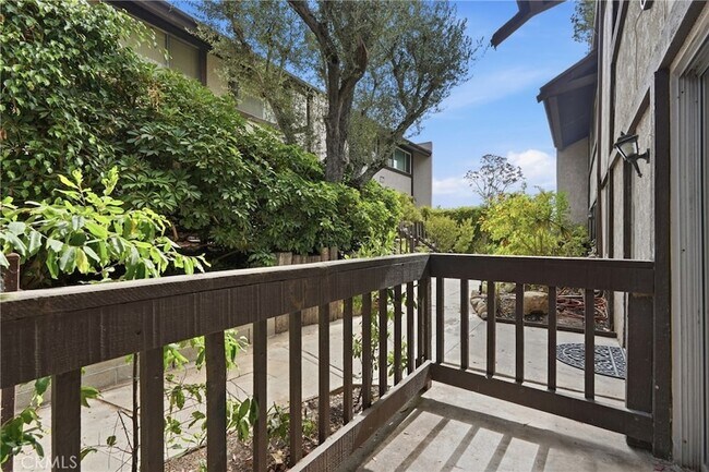 Building Photo - 374 Miraleste Dr