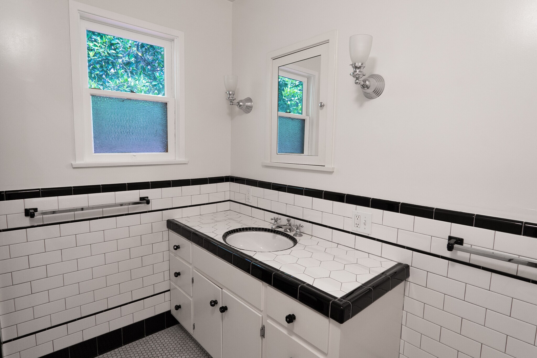 bathroom - 638 N Gardner St