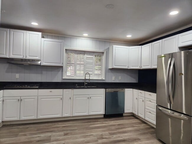 Building Photo - 2 Bedroom 2.5 Bath Home MINS FROM LENOX SQUARE MALL!