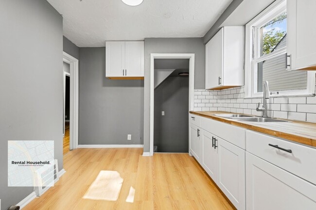 Building Photo - Stunning Renovated 3-Bedroom Bungalow