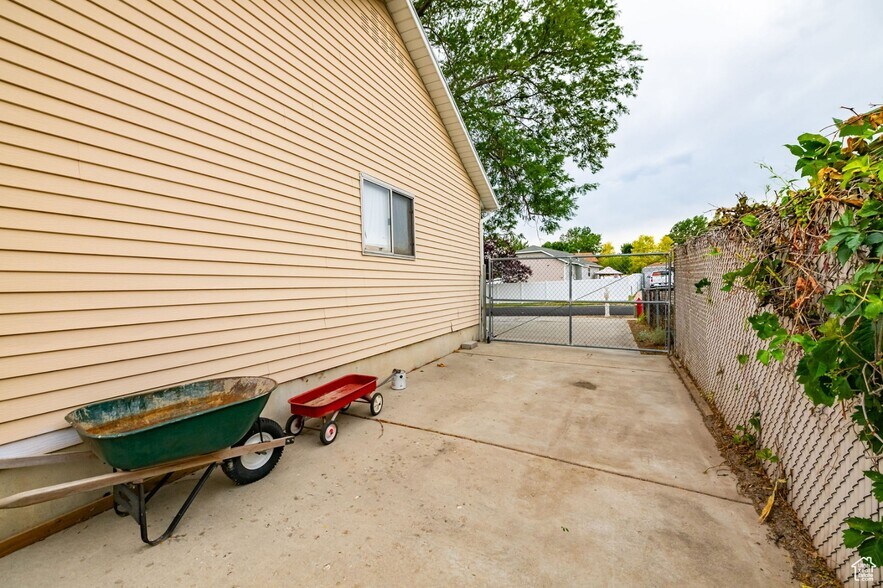 Building Photo - 6329 S Fairwind Dr