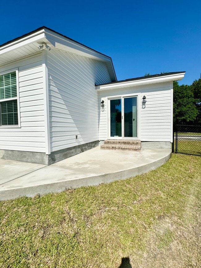 Building Photo - 2014 Phoenix Dr