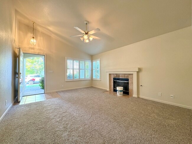 Building Photo - Beautiful 3 Bedroom 2 Bathroom Single Stor...