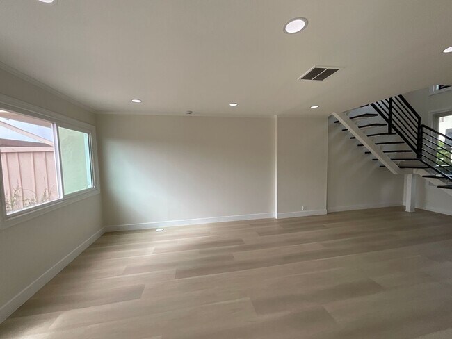 Building Photo - Villa Pacific: Remodeled 2 Bedroom 1.5 Bath Attached Townhouse,