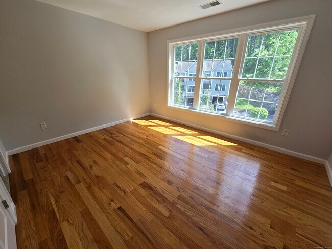 Building Photo - 19 Oak Branch Dr