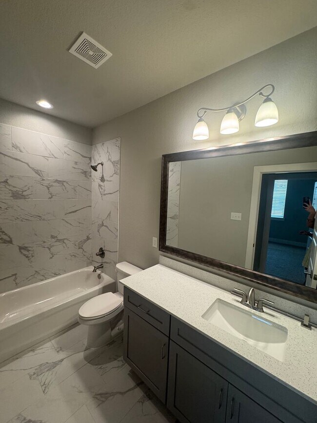 Building Photo - Enclosed Fenced Yard - 3/2/2 - Commuter Friendly