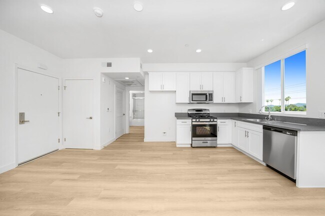 Primary Photo - 14825 Delano St