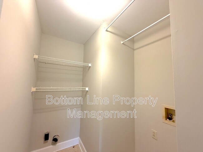 Building Photo - 2321 Heathershire Ln
