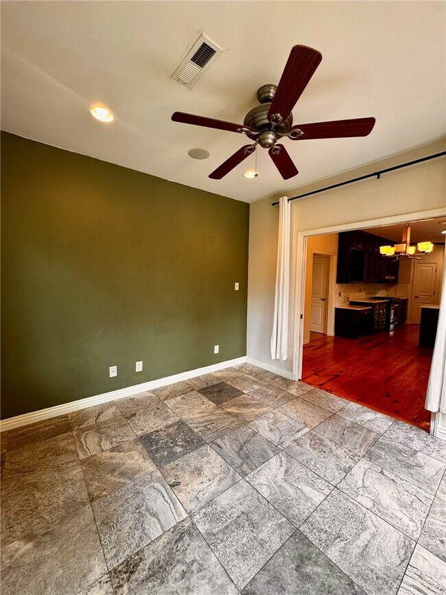 Building Photo - 723 N Lakeview Dr