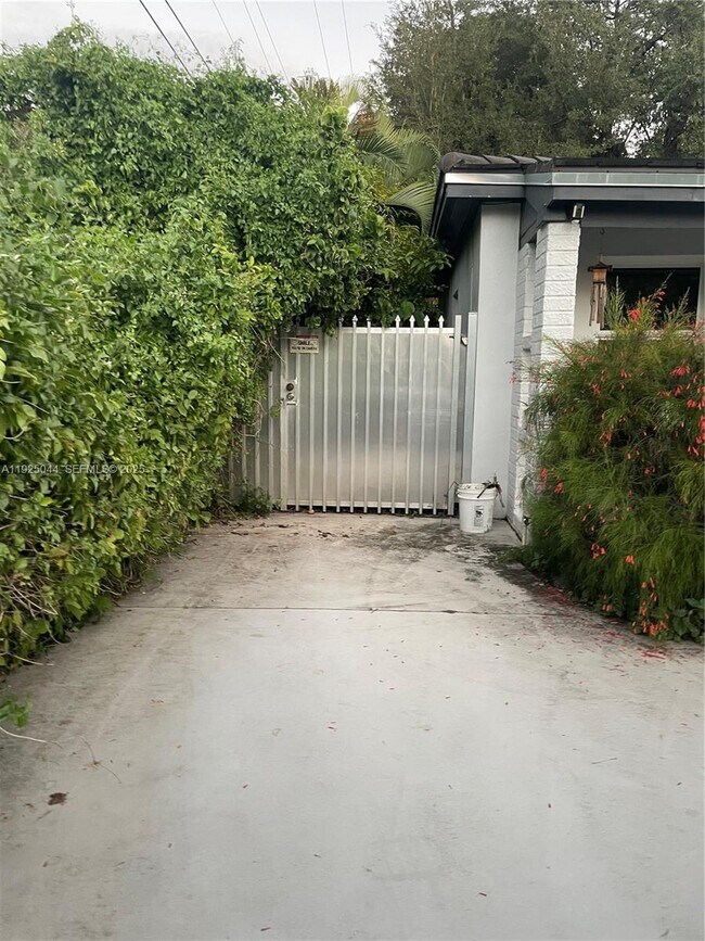 Building Photo - 705 E 9th Ct