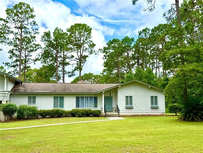 Building Photo - 28 Pine Forest Dr W