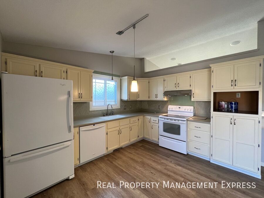 Building Photo - Charming 4 bed 2 Bath Home!