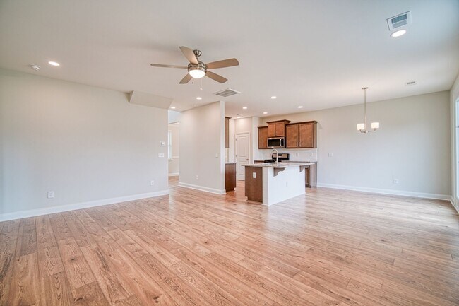 Building Photo - Gorgeous 4 BR, 3 BA Home With Easy Access ...