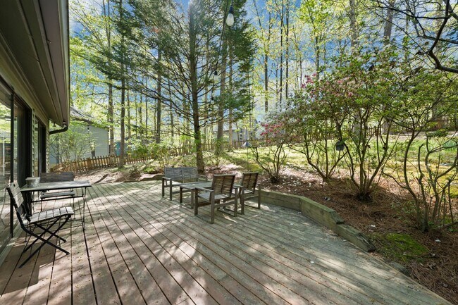 Building Photo - Stunning 3 Bedroom with a Beautiful View i...