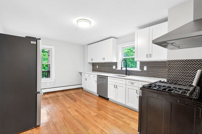 Building Photo - Amazing 3 bed 1.5 bath in Somerville.....