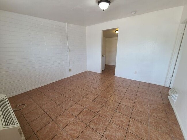 Building Photo - Amazing 1 bedroom 1 bathroom Available now!