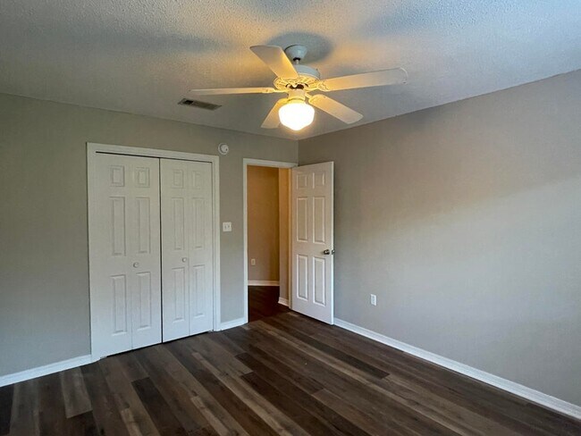 Building Photo - 1144 Troon Dr W