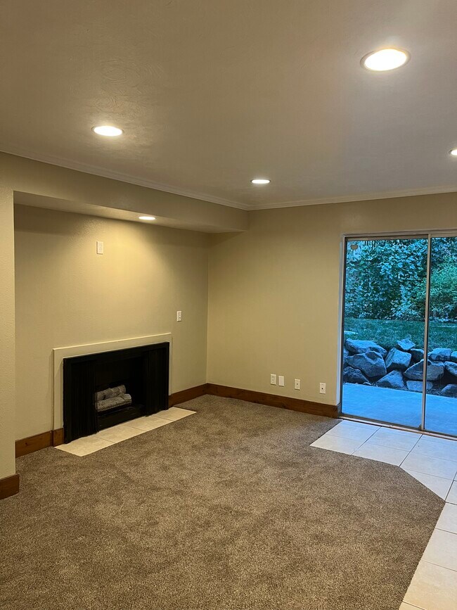 Building Photo - 435 E Creekside Cir