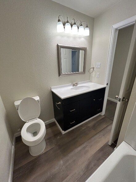 Building Photo - 5605 Hiett Ct