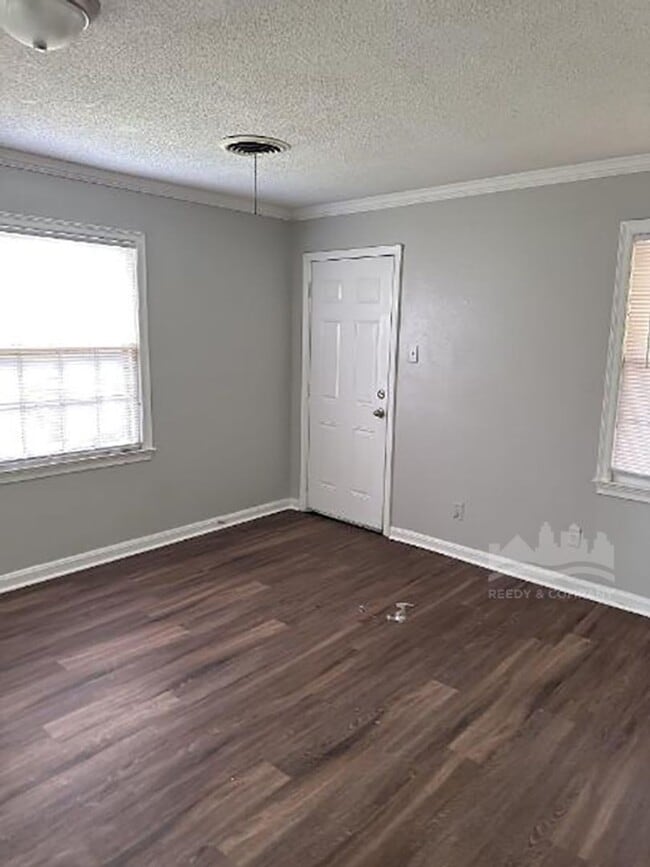 Building Photo - 1240 Robin Hood Ln