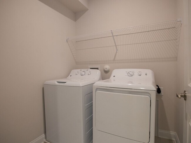 Building Photo - Walkable Short Pump Living with a Huge Private Deck