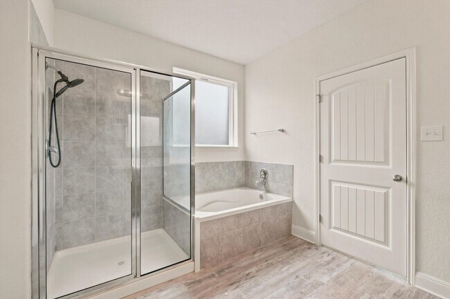 Building Photo - Spacious 6 Bedroom with Media Room!