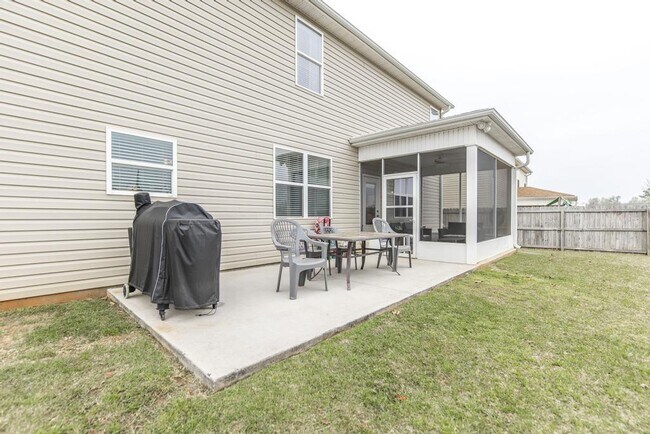 Building Photo - "Spacious 4-Bedroom Home with Granite Coun...
