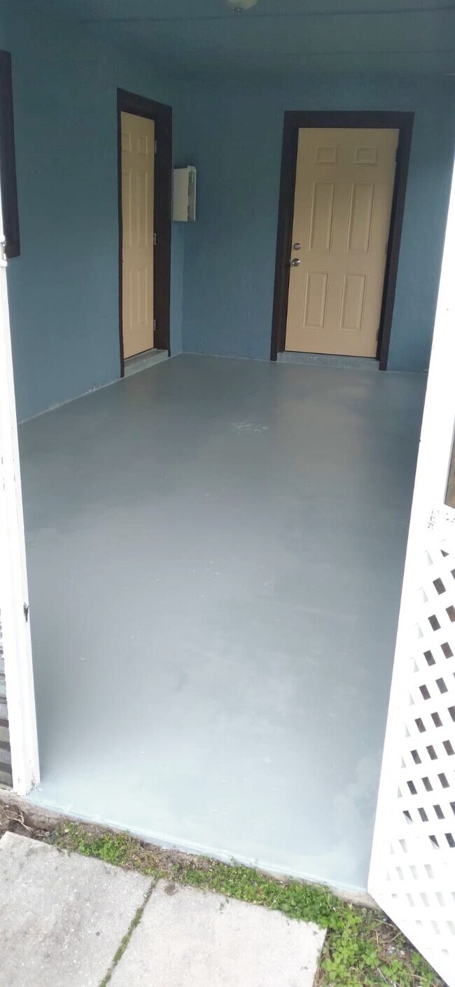 Building Photo - 2095 Eloise Cir