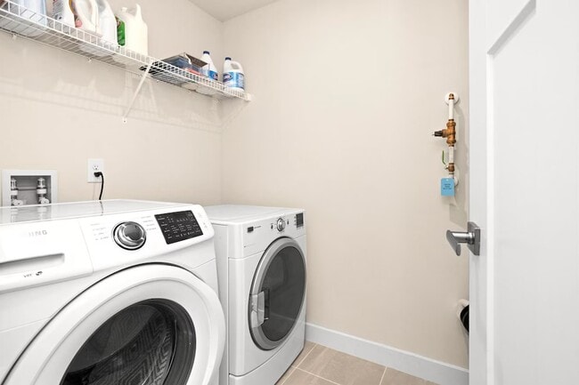 Building Photo - 8209 Warbler Wy