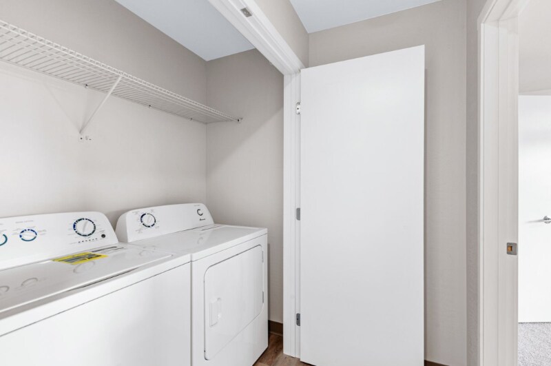 Building Photo - 352 Deschane Ave