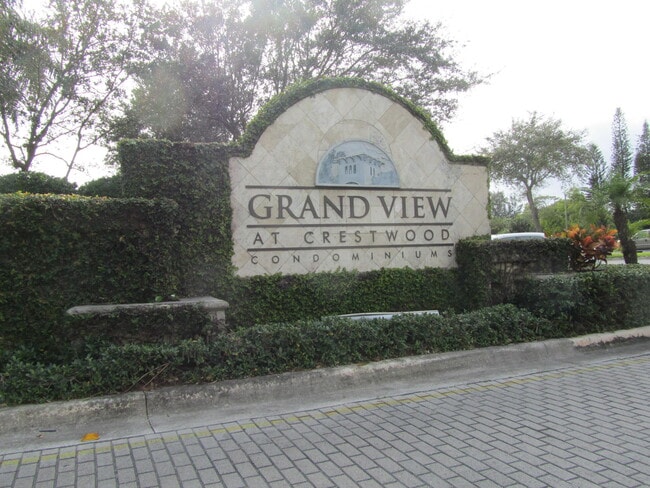 Building Photo - 700 Crestwood Ct S