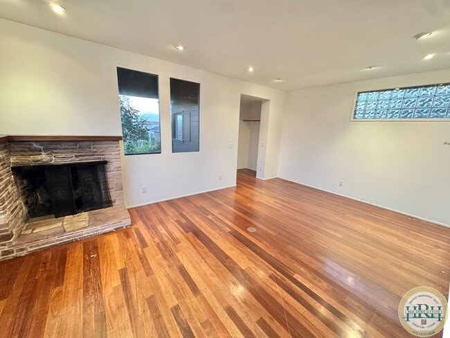 Building Photo - Tranquil & Spacious 2 BR/Den/ 1 BA Condo in the Central Richmond District