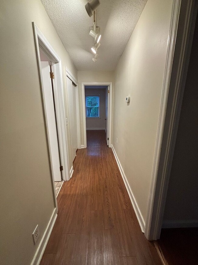 Building Photo - MOVE-IN READY IN FOREST ACRES!