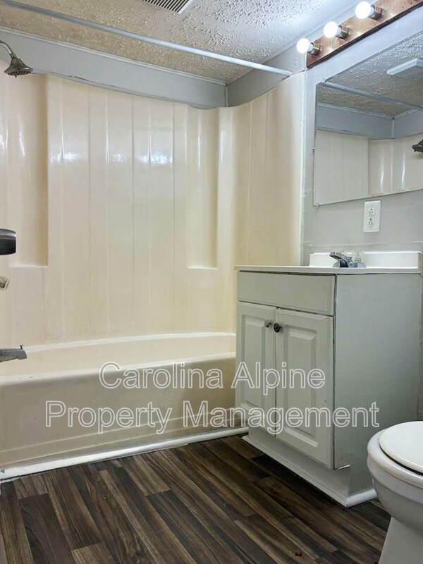 Building Photo - 405 S Oak St