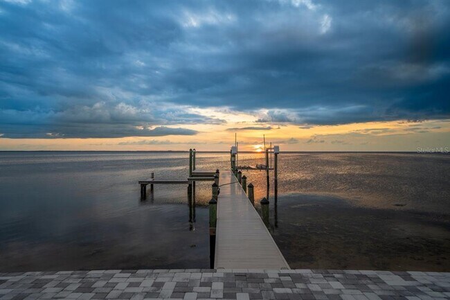 Building Photo - 1909 Gulfview Dr