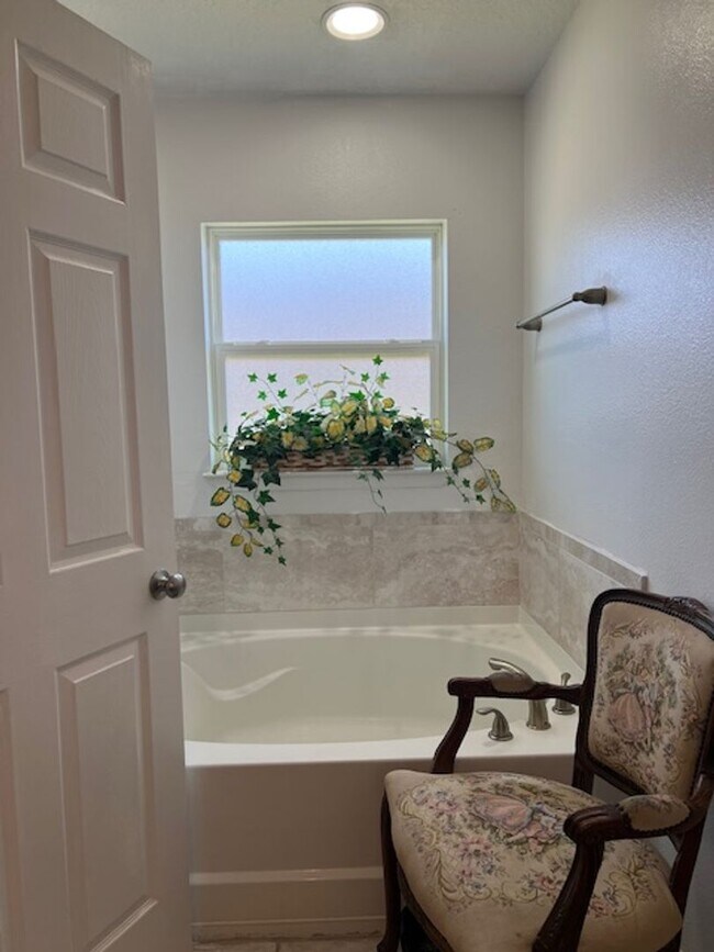 Building Photo - 197 Maple Dr