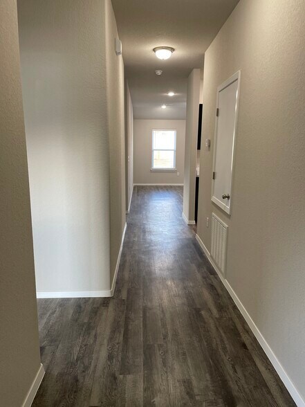 Building Photo - 6900 SW Whitmarsh Rd