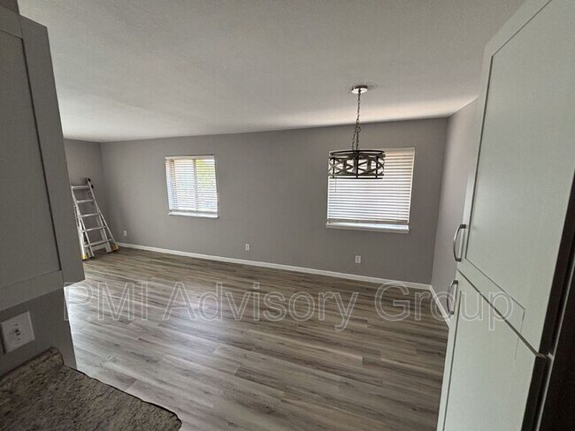 Building Photo - 3101 SW Macvicar Ave
