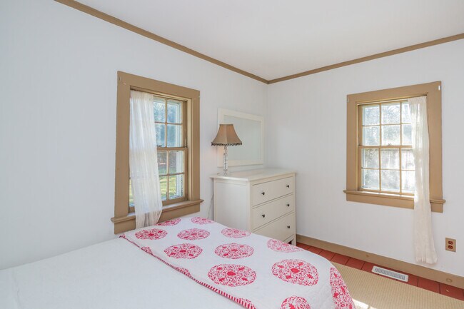 Building Photo - 134 Three Mile Harbor Rd