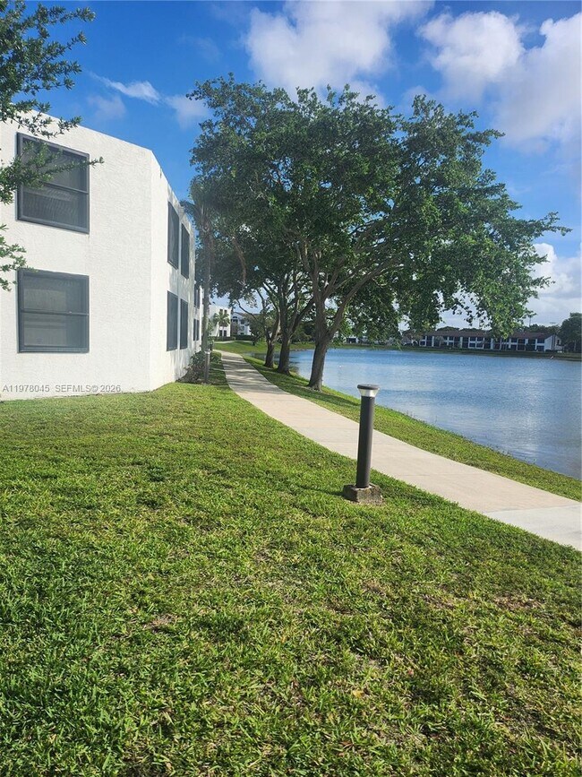 Building Photo - 215 Lake Pointe Dr