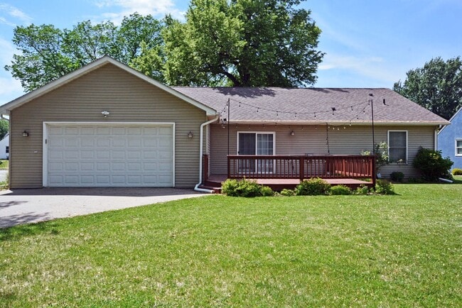 Building Photo - Spacious 5-Bed 3-Bath Home in South St. Paul - Available Now!