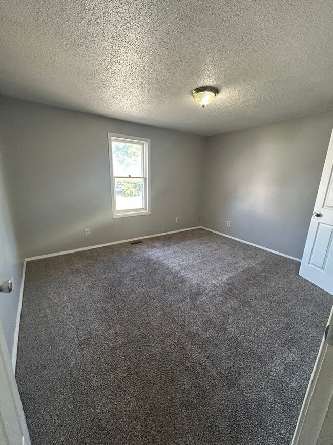 Building Photo - NEW LISTING! 3 BEDROOM HOUSE