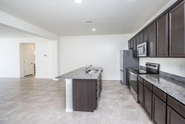 Building Photo - 261 N Sandal