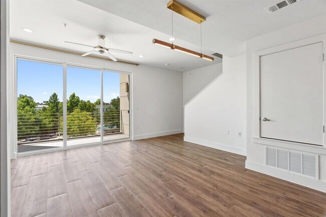 Building Photo - 604 N Bluff Dr